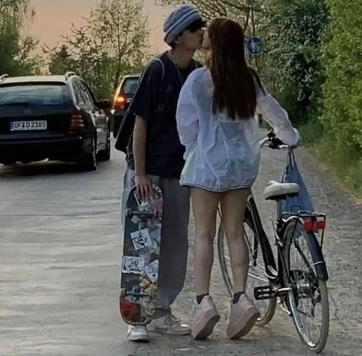 romantic-love-couple-dp