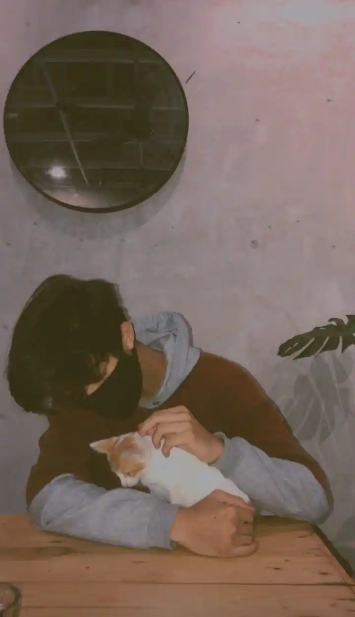 mirror-iphone-selfie-mask-boys-dp