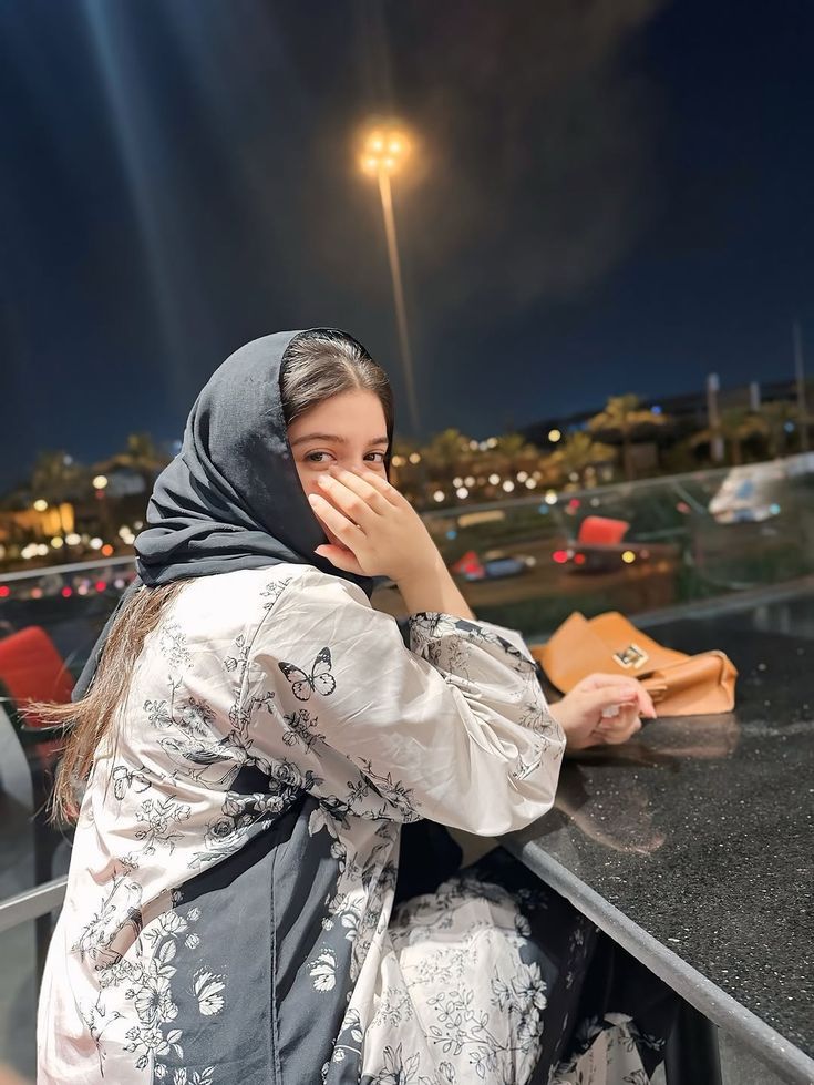 Hide Face Girl Pic for Instagram