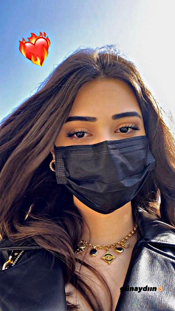 Mirror-Selfie-for-Instagram-Dp