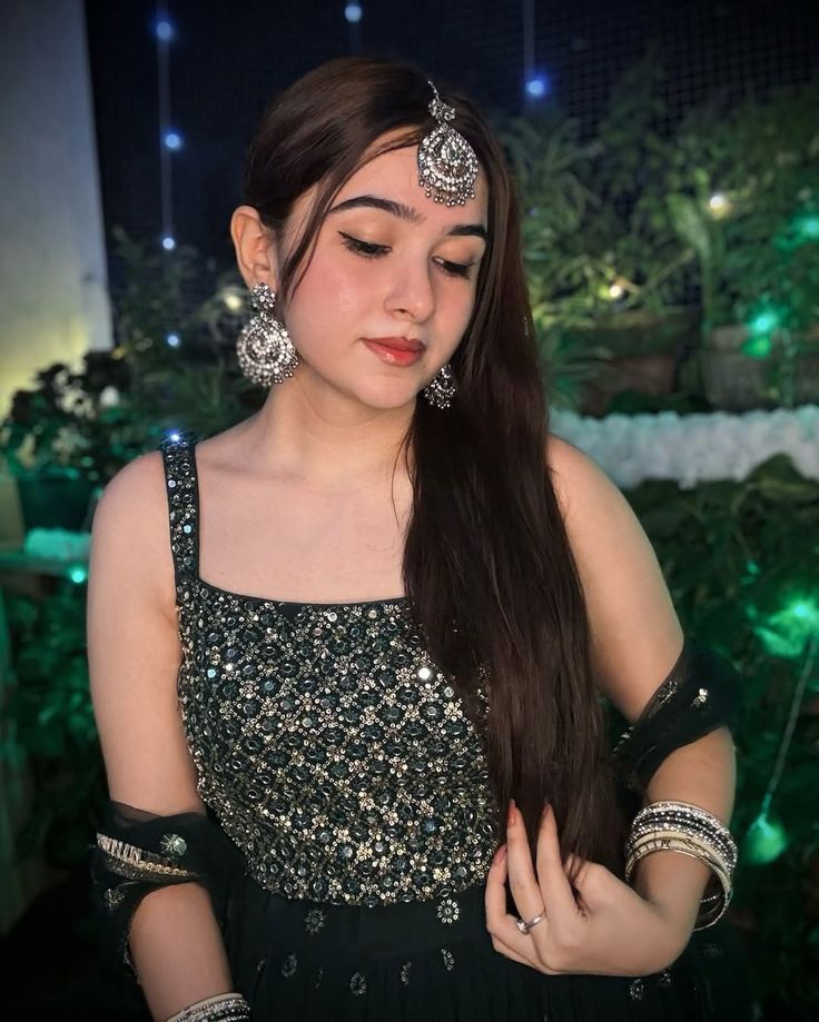 Selfie-Attitude-Girl-Dp